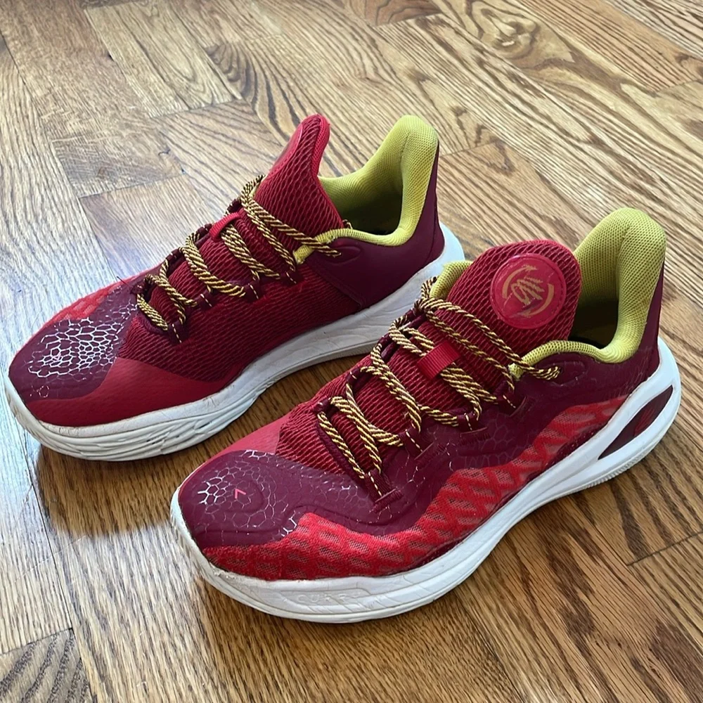 Under Armour Curry 11 Bruce Lee Fire Sneakers/Shoes. Size 7Y.